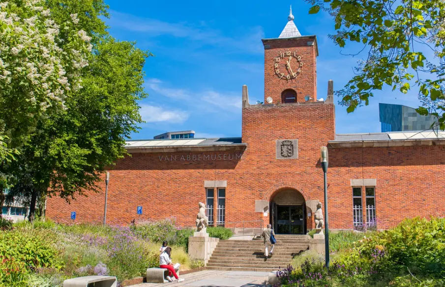 Sfeervolle dag in het centrum van Eindhoven met terrassen en bezienswaardigheden