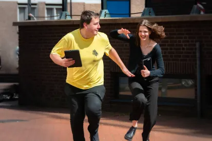 Vrouw rent achter man aan tijdens hunted citygame in Eindhoven